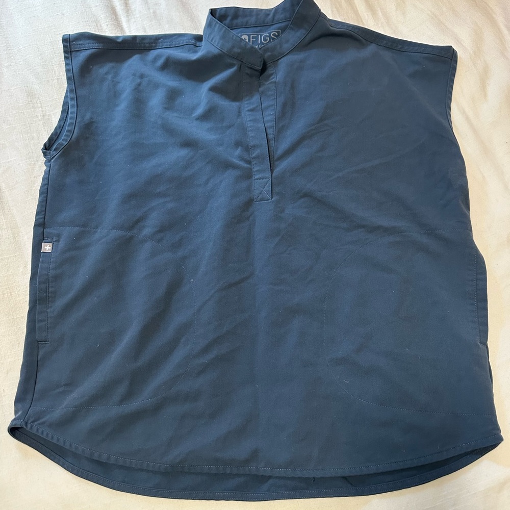 Figs scrub top in dark harbor large